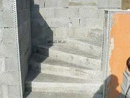 Un escalier en béton