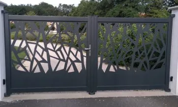 Exemple de portail en aluminium semi-plein