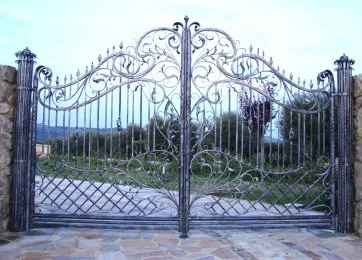 Exemple de portail en fer forgé ajouré