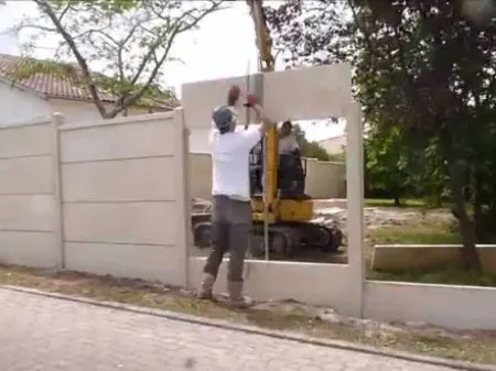 La clôture en béton composée d'éléments préfabriqués