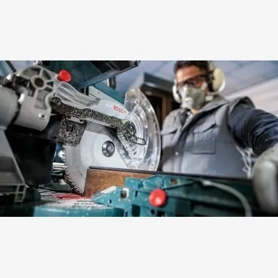 Découpe de bois avec une lame de scie circulaire multi-matériaux professionnelle