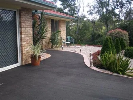 Les chemins d'accès en bitume