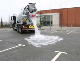 Monter la cheville au travers de la pièce à fixer