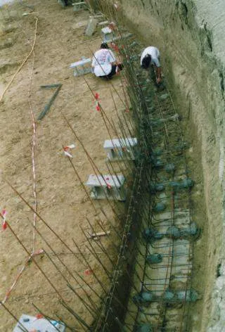 Mise en place du féraillage. Les filles sont au boulot. C’est beaucoup de travail que j’ai sous-estimé.