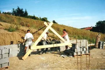 On apporte la brouette pleine sous le portique. On la monte au palan à chaîne (avantageusement remplacé par un palan électrique ultérieurement).