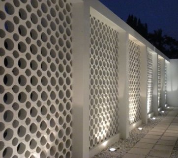 L’incrustation de formes géométriques dans une clôture en béton