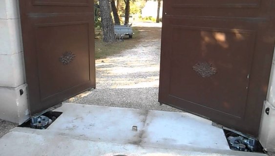 Exemple de portail battant avec un système de motorisation enterrée